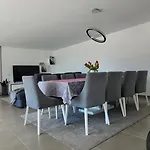 Semesterbostad Geresmarinahouse