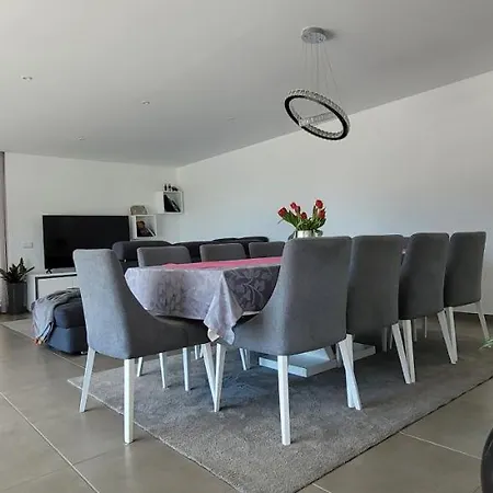 Semesterbostad Geresmarinahouse